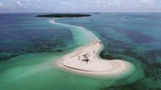 Ada Daratan Berpasir di Tengah Lautan di Pulau Pasir Busung Anambas